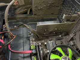Interior de computador aberto para limpeza e revisão